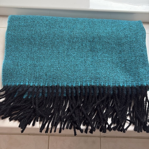 Cashmere Finished Made in Italy Teal Fringe Unisex Scarf. NWOT - Picture 8 of 8